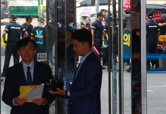 후보자 뒤에서는 규탄집회조국 법무부 장관 후보자가 26일 오전 인사청문회 준비단이 마련된 서울 종로구 적선현대빌딩으로 출근해 입장을 밝히고 있다. 빌딩 외부에서 시민단체 회원들이 조국 후보자를 규탄하는 집회를 갖고 있다.                연합뉴스